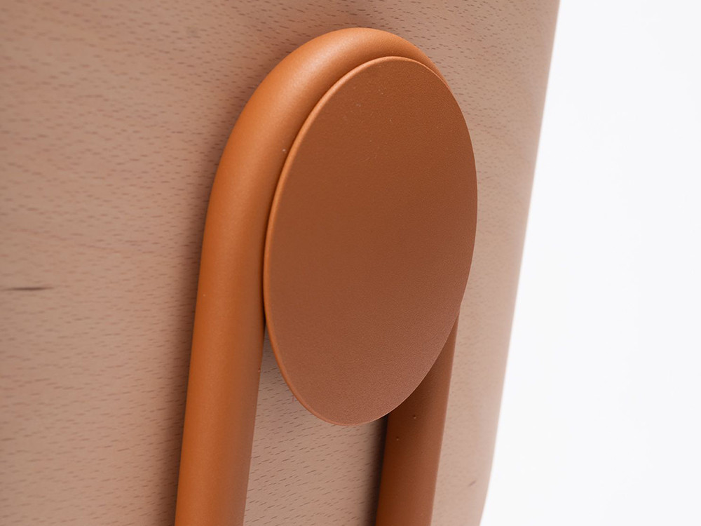 Muebles Ondarreta: modelo silla Hari Combi, elegancia personalizada en acabado roble y textil de diseño