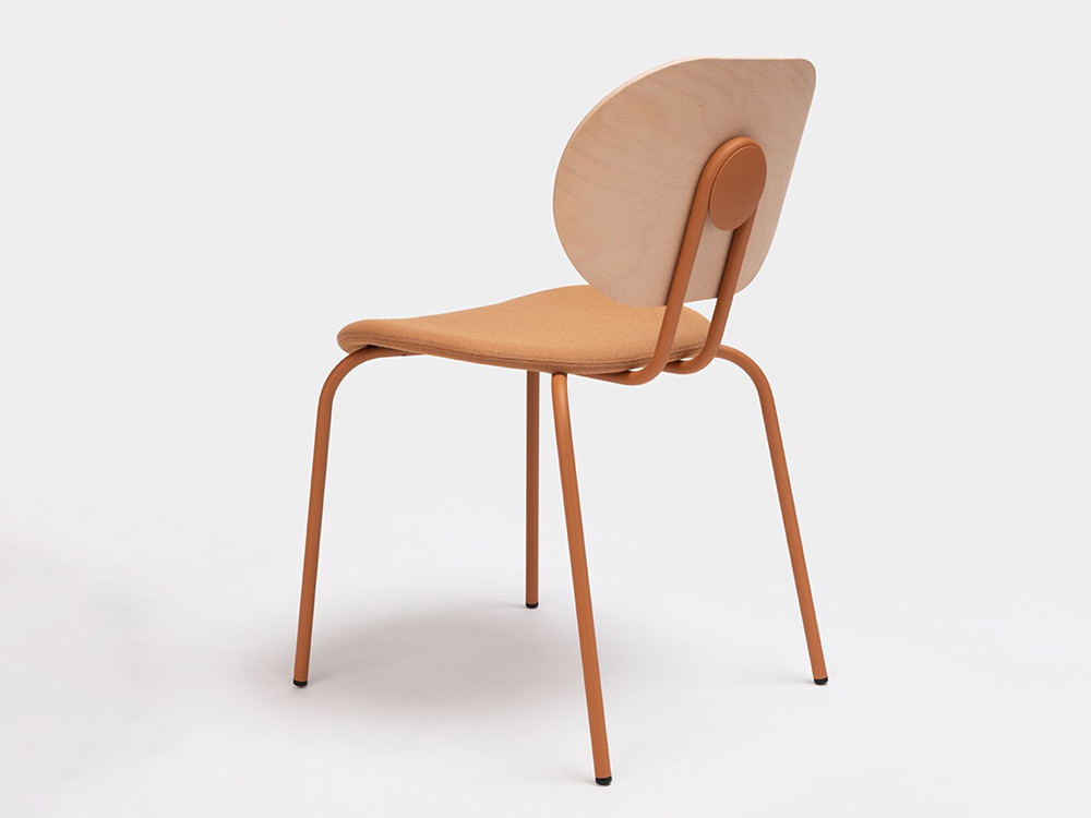 Silla Hari Combi Ondarreta: diseño personalizado con asiento tapizado y respaldo de roble tintado para comedor