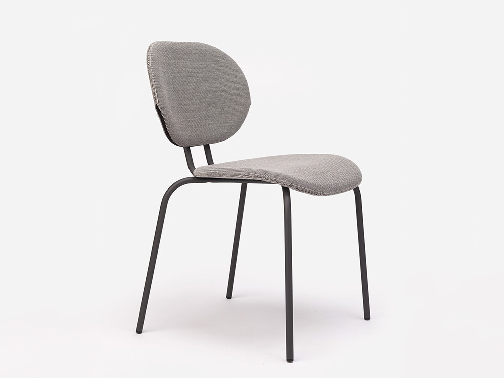 Sillas de comedor de diseño: modelo Hari de Ondarreta con tapicería exclusiva de alta calidad.