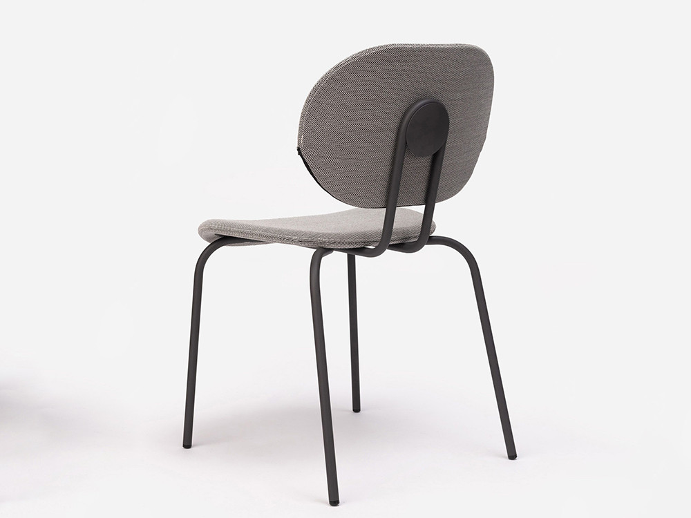 Sillas de comedor tapizadas modernas: modelo Hari de Ondarreta en tejidos seleccionados.