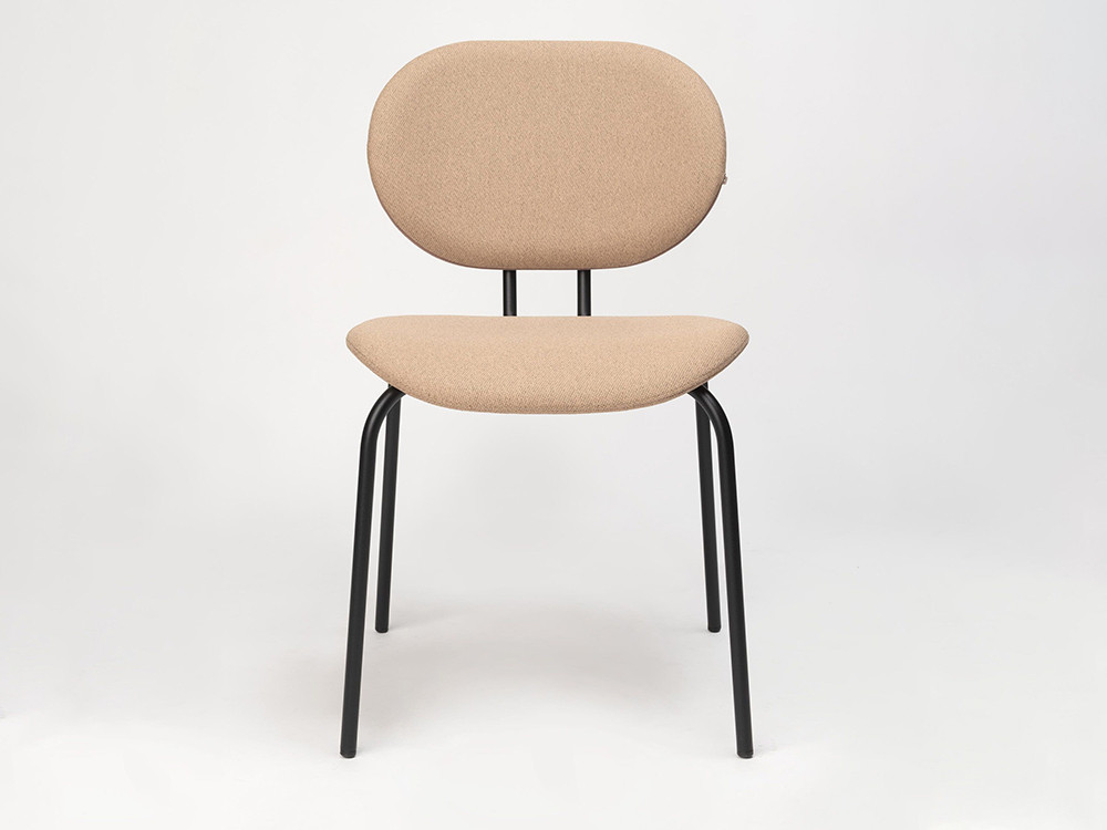 Detalle del acabado textil de la silla Hari de Ondarreta para comedores modernos.