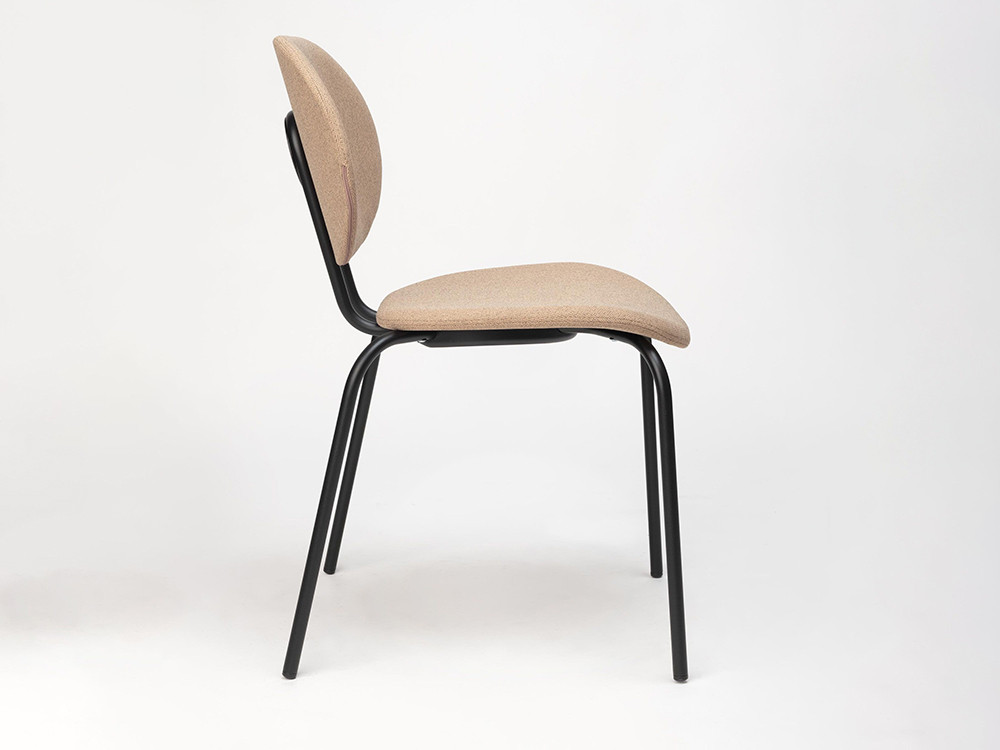 Mobel 6000: exclusividad y vanguardia con la silla Hari Ondarreta tapizada.