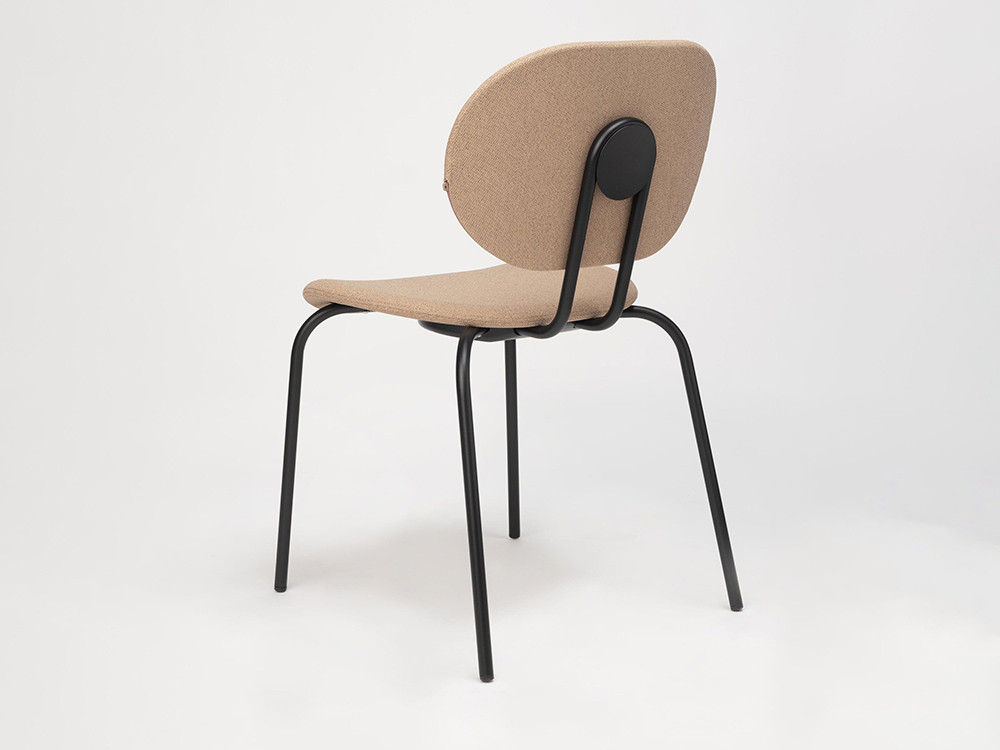 Silla de comedor Hari Ondarreta tapizada en tejidos seleccionados para un hogar de diseño.