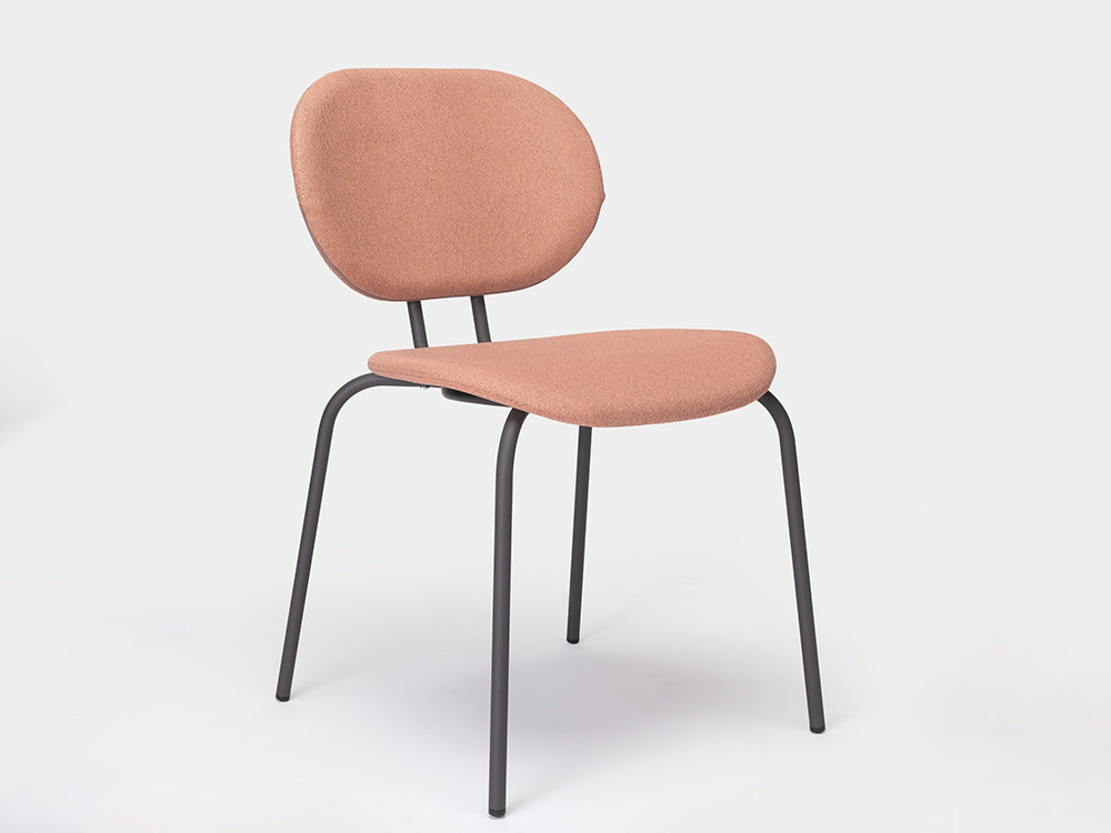 Muebles Ondarreta: la silla Hari tapizada destaca por su elegancia en el comedor moderno.