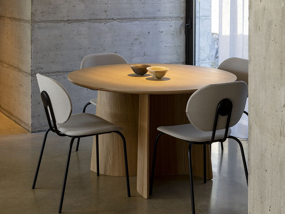 Mobiliario de diseño Ondarreta: silla Hari, un icono de estilo para tu mesa de comedor.