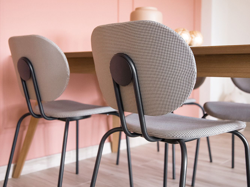 Silla Hari Ondarreta tapizada: máxima personalización con textiles de tejidos seleccionados.