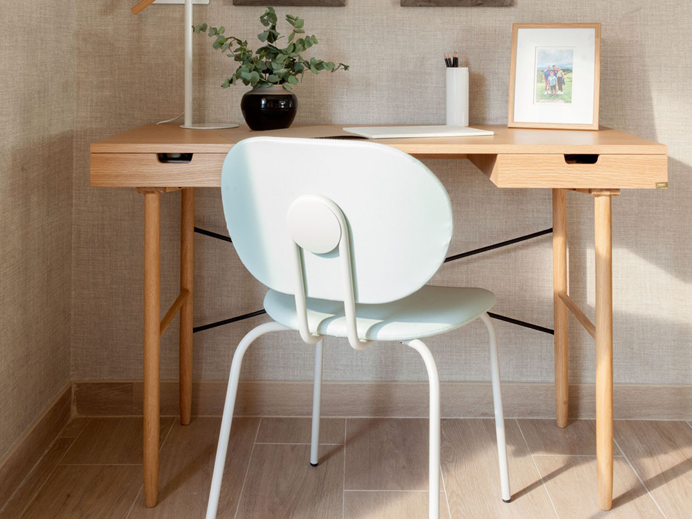 Elegancia atemporal y calidez en tu hogar con la silla Hari de Ondarreta tapizada.