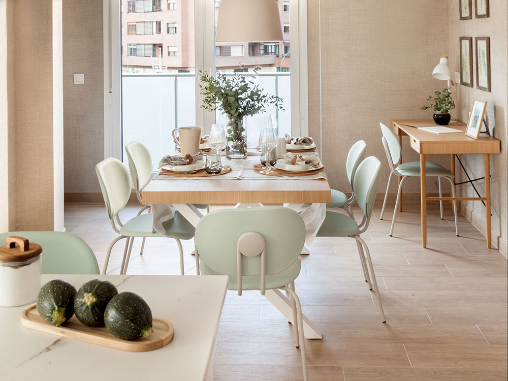 Silla Hari Ondarreta con asiento tapizado: confort superior y diseño personalizado.