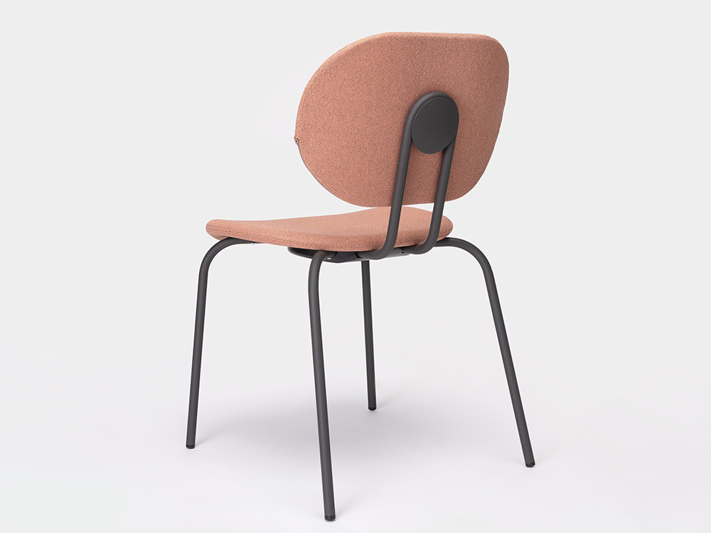 Estructura ligera y asiento textil suave de la silla Hari personalizada Ondarreta.