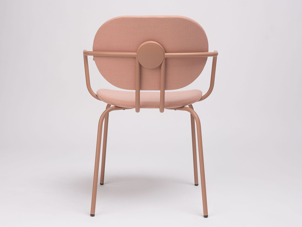 Sillas de diseño Ondarreta: silla Hari con brazos, la opción ideal para mesas de comedor actuales.