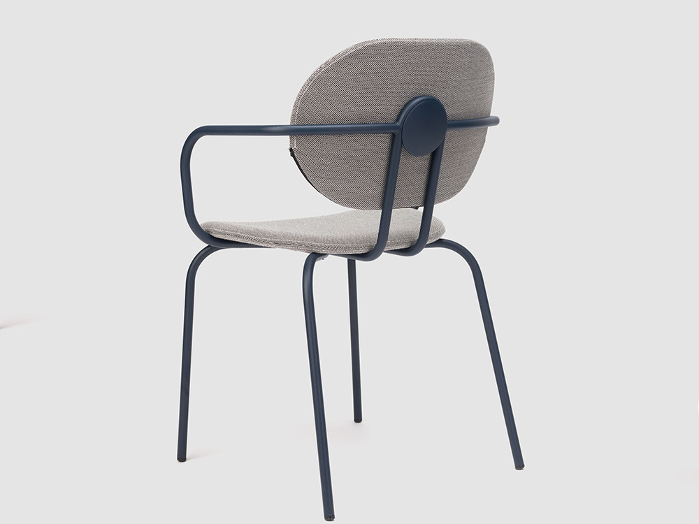 Silla de comedor tapizada Hari de Ondarreta: confort ergonómico con brazos para un hogar moderno.