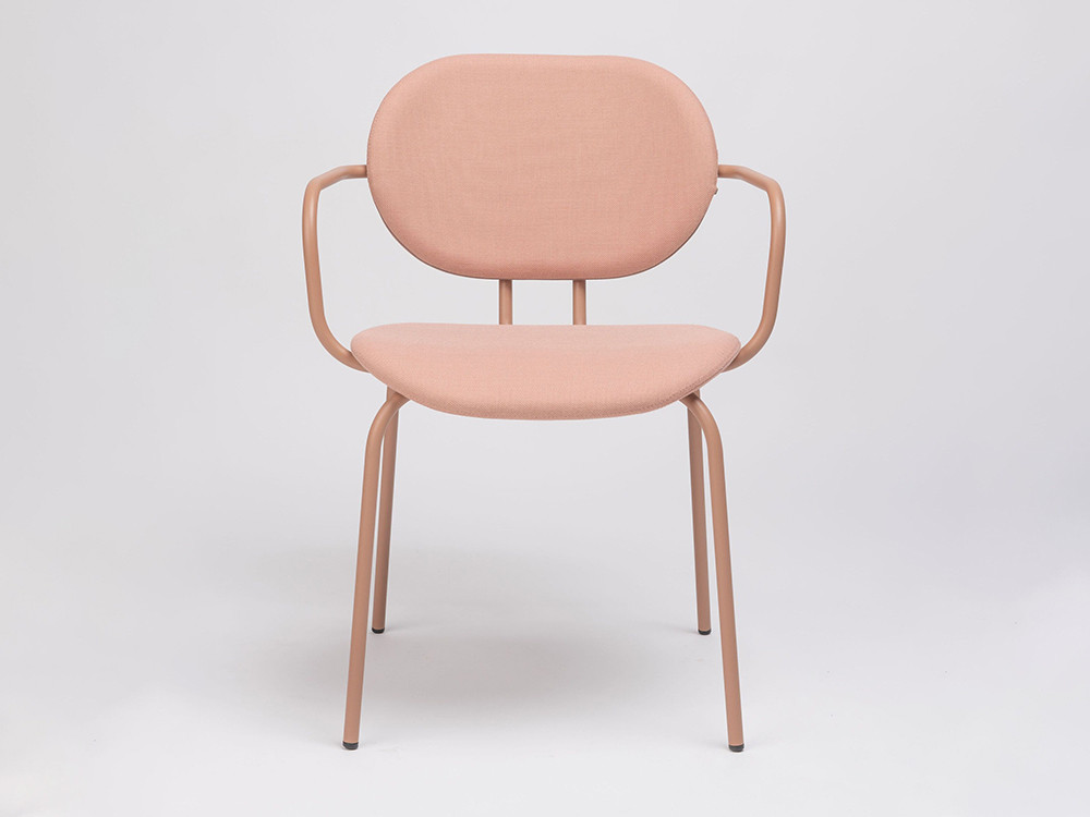 Silla de comedor Hari con brazos de Ondarreta: ergonomía y estética en tejidos seleccionados.