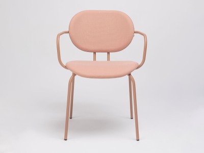 Silla de comedor Hari con brazos de Ondarreta: ergonomía y estética en tejidos seleccionados.