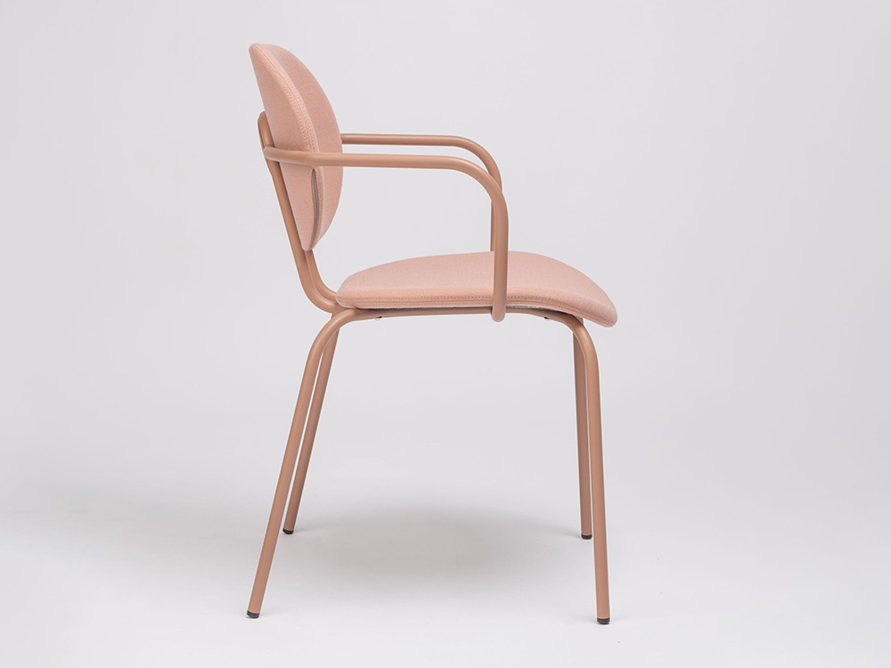 Ondarreta silla Hari: versatilidad y vanguardia en sillas tapizadas con brazos para comedores de diseño.