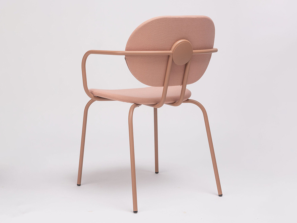 Muebles Ondarreta: modelo silla Hari con brazos, elegancia en sillas de comedor tapizadas de diseño.