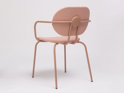 Muebles Ondarreta: modelo silla Hari con brazos, elegancia en sillas de comedor tapizadas de diseño.