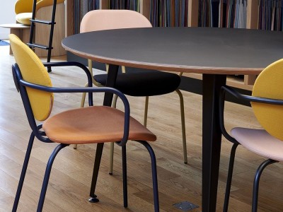 Sillas de comedor de diseño Hari: estructura con brazos y acabado textil personalizado de Ondarreta.