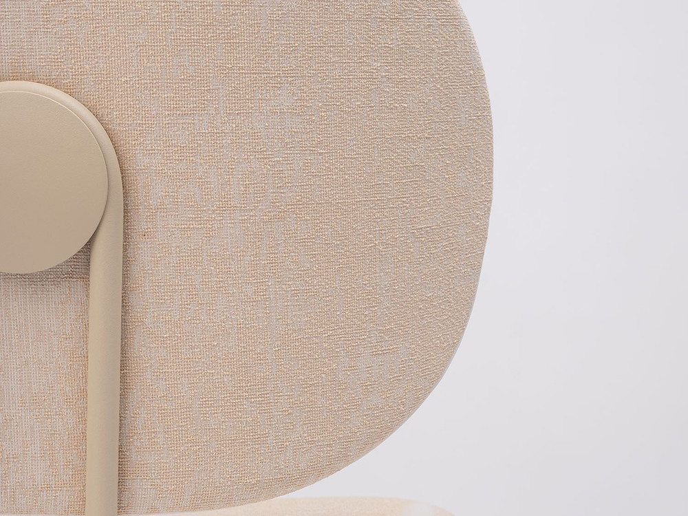 Butaca moderna salon: modelo Hari de Ondarreta tapizada para proyectos de interiorismo