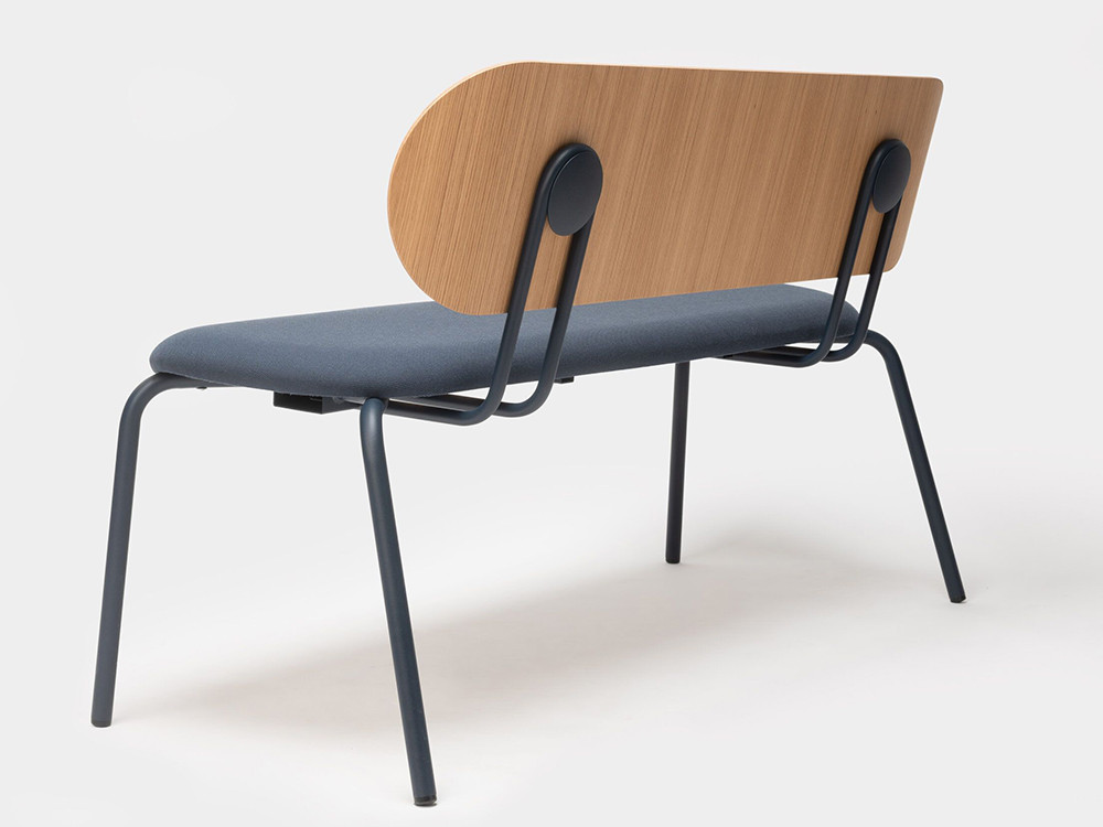 Bancos a medida de diseño: modelo Hari de Ondarreta con estructura en madera de roble.