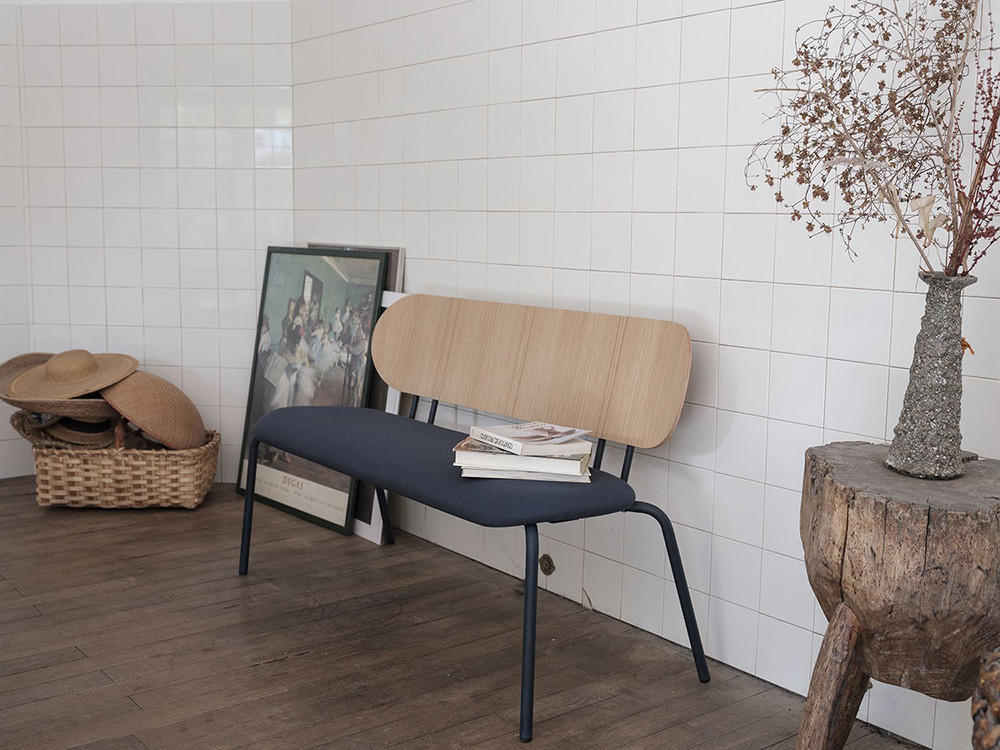 Banco Hari de Ondarreta: diseño personalizado con respaldo de chapa de roble y asiento tapizado.