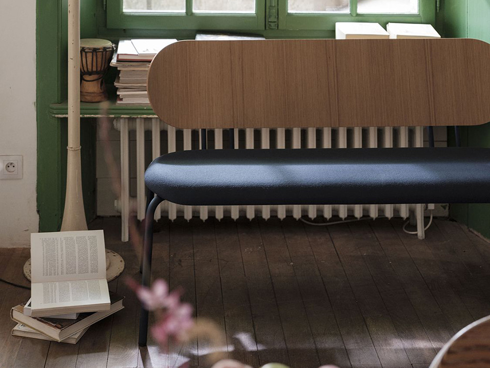 Banco Hari personalizado: confort tapizado y calidez de la madera de roble con el sello de Ondarreta.