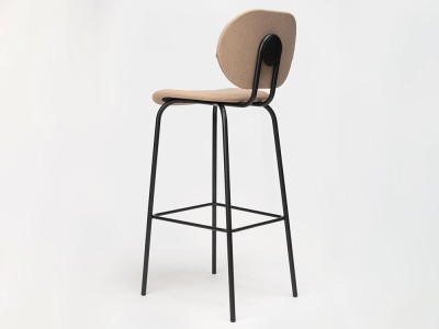 Taburetes de diseño Hari tapizados: elegancia funcional con el sello de Ondarreta
