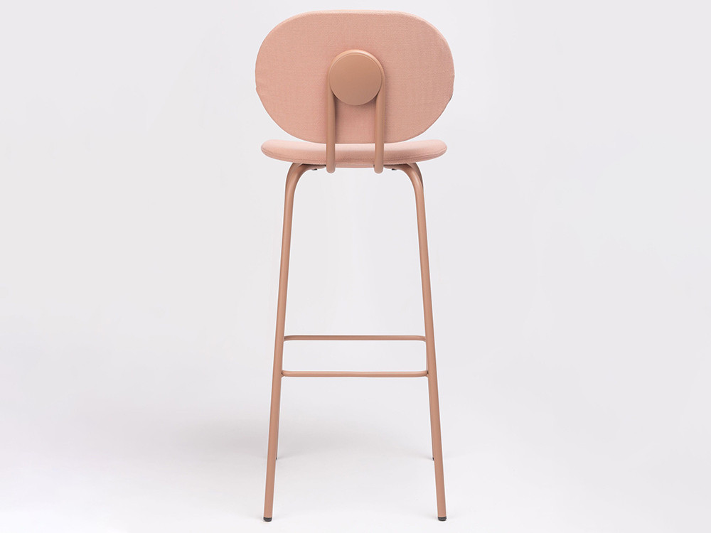 Calidad Ondarreta en el taburete Hari tapizado, ideal para mesas altas