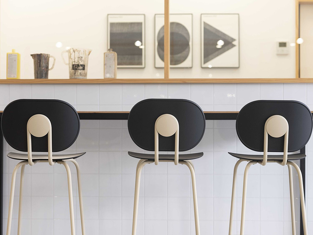 Taburete Hari personalizado: vanguardia y practicidad en polipropileno con el sello de Ondarreta