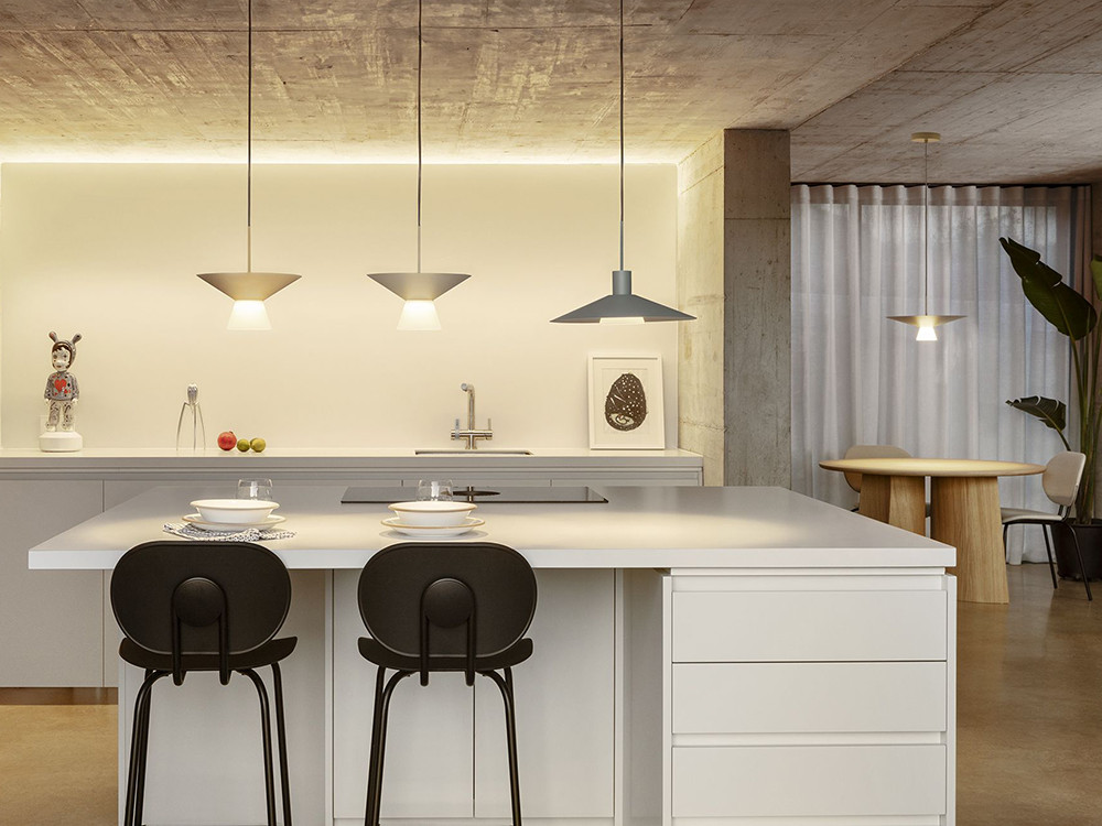 Taburetes de diseño para cocina: modelo Hari de Ondarreta en polipropileno de alta resistencia.