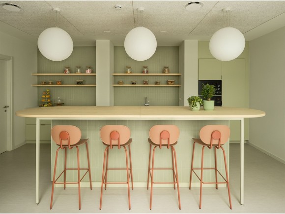 Taburete Hari Ondarreta en polipropileno: diseño personalizado en dos alturas para cocina
