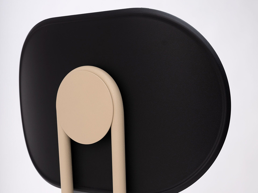 Detalle del asiento de polipropileno del taburete Hari de Ondarreta, ideal para uso diario en cocina.