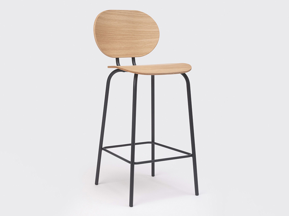 Taburete Hari Ondarreta en chapa de roble tintado: diseño personalizado para tu cocina de diseño
