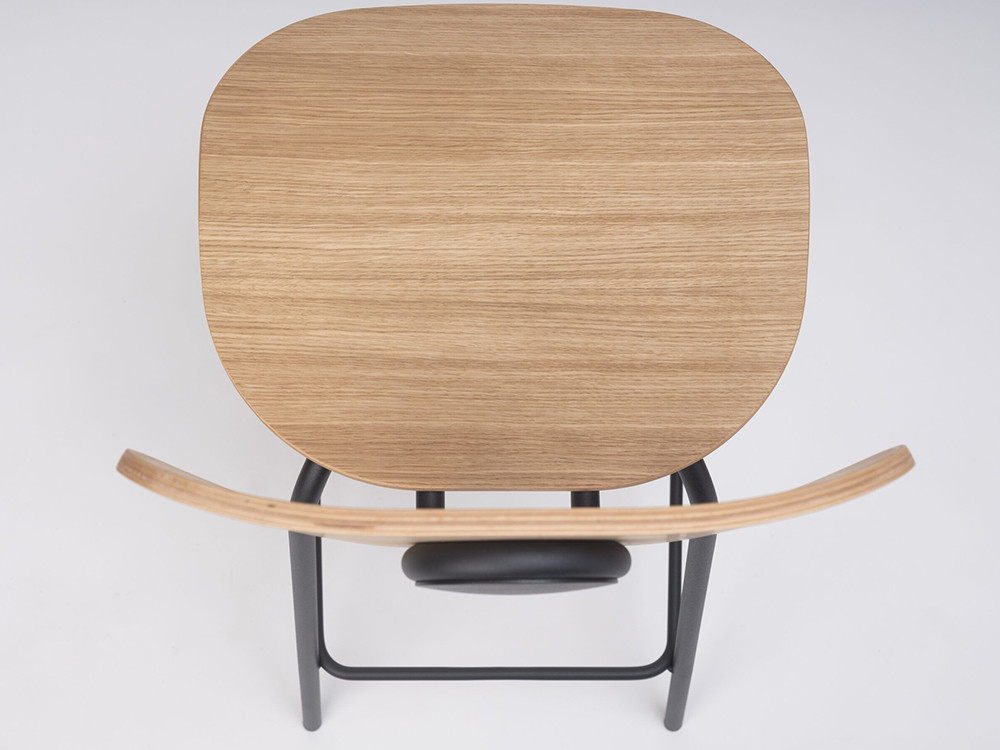 Detalle del acabado en chapa de roble del taburete Hari personalizado de Ondarreta