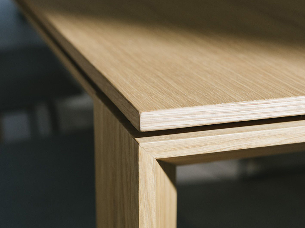 Mesas de comedor modernas extensibles: modelo Iru de Ondarreta con acabado en roble tintado de alta calidad