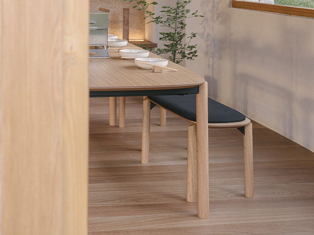 Composición de cocina con el banco de madera Juno: diseño funcional de Ondarreta en varias medidas