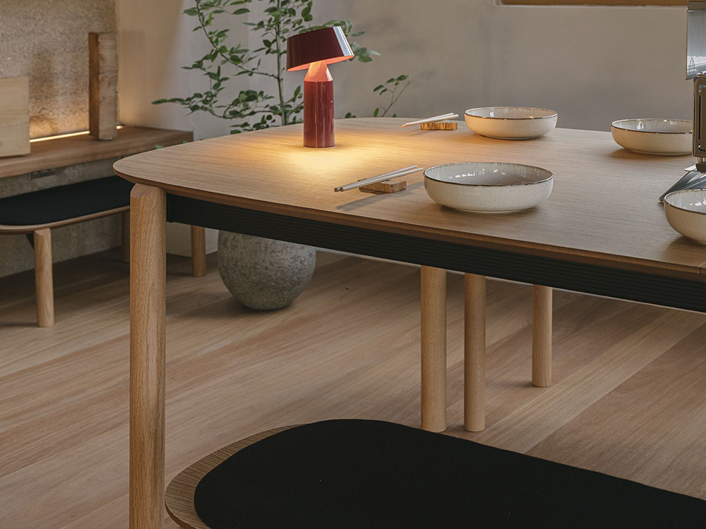 Ondarreta mesa Juno: esencia del diseño en madera de roble con formas ovaladas suaves