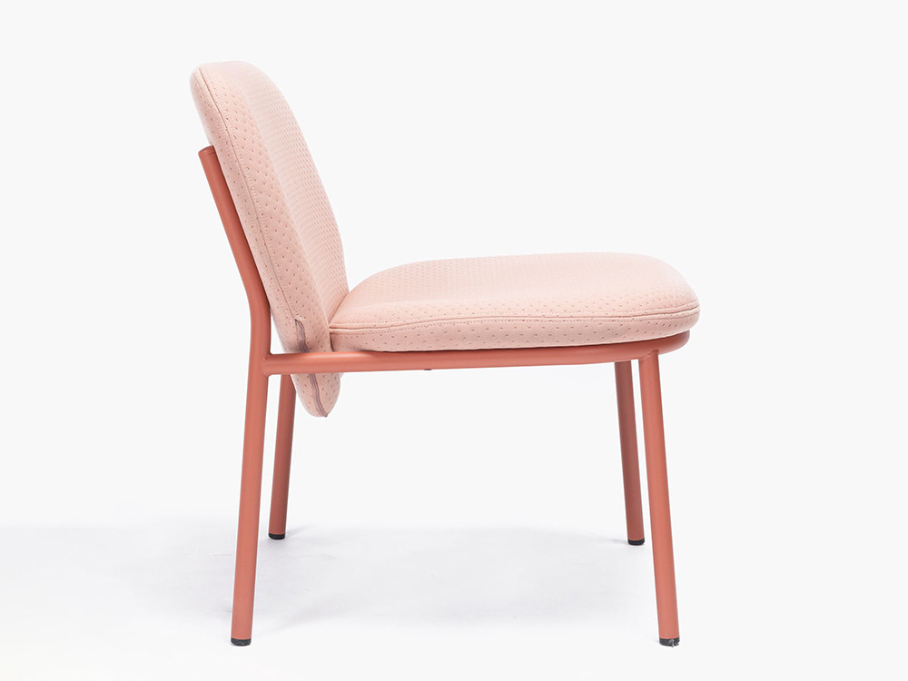 Butacas para sala modernas: modelo Lana de Ondarreta con respaldo bajo y base metálica.