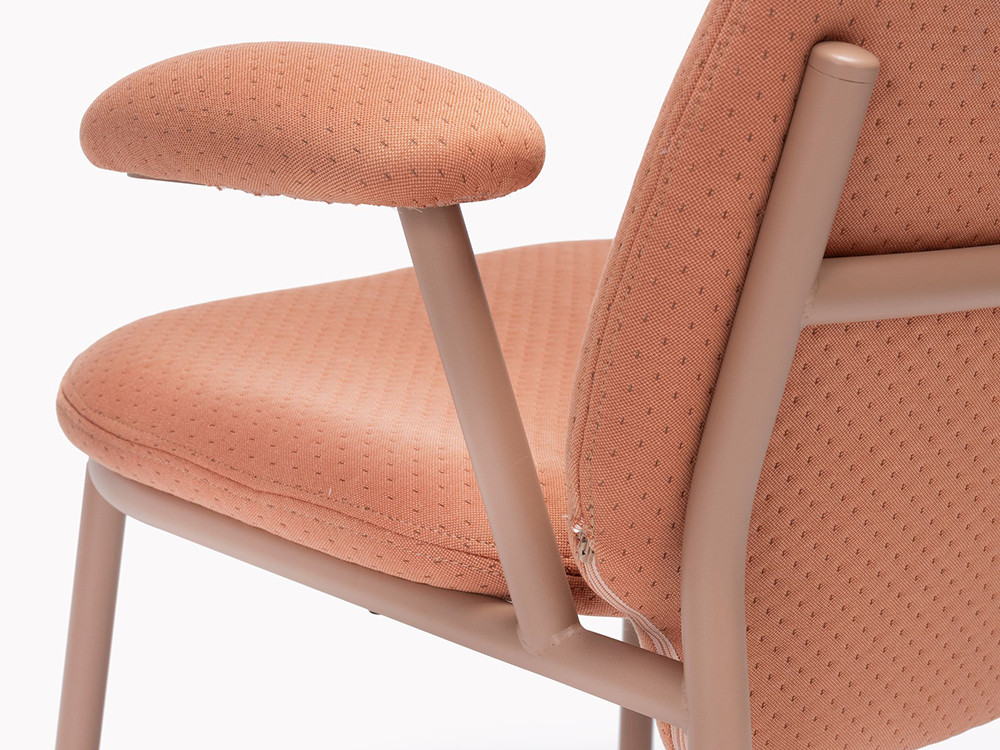 Butaca moderna Lana: equilibrio perfecto entre el acero y la calidez de los tejidos seleccionados.