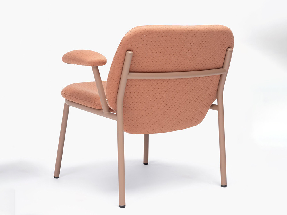 Butaca moderna salon Lana de Ondarreta: confort personalizado en textiles de alta calidad.