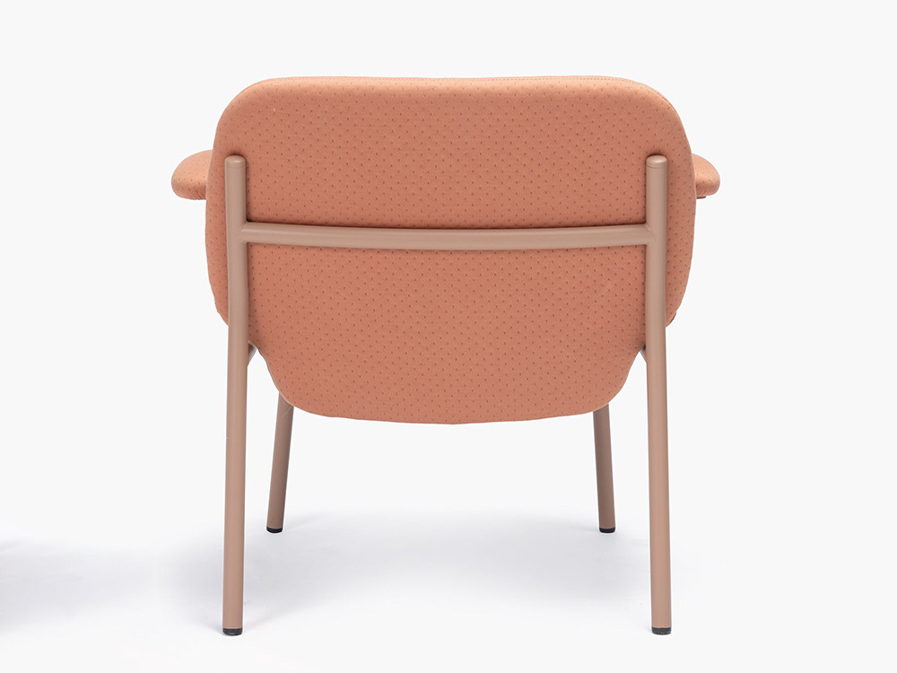 Muebles Ondarreta: butaca Lana con respaldo bajo, icono de diseño en tejidos seleccionados.