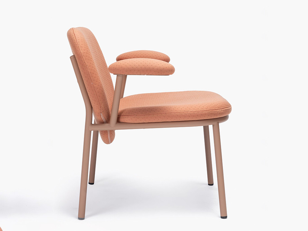 Butaca Lana tapizada en tejidos seleccionados: estilo y resistencia con patas de acero.