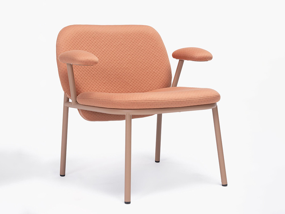 Butaca Lana Ondarreta: diseño personalizado con respaldo bajo, brazos y estructura de acero.