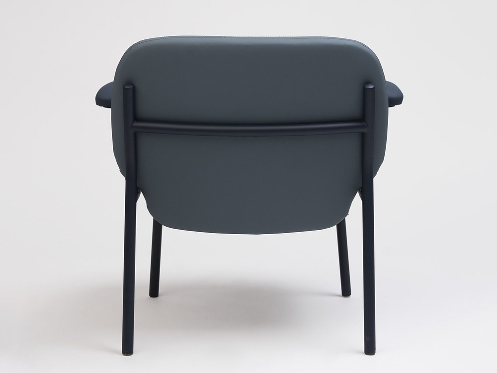 Butacas para sala modernas: modelo Lana de Ondarreta con brazos y acabado personalizado.