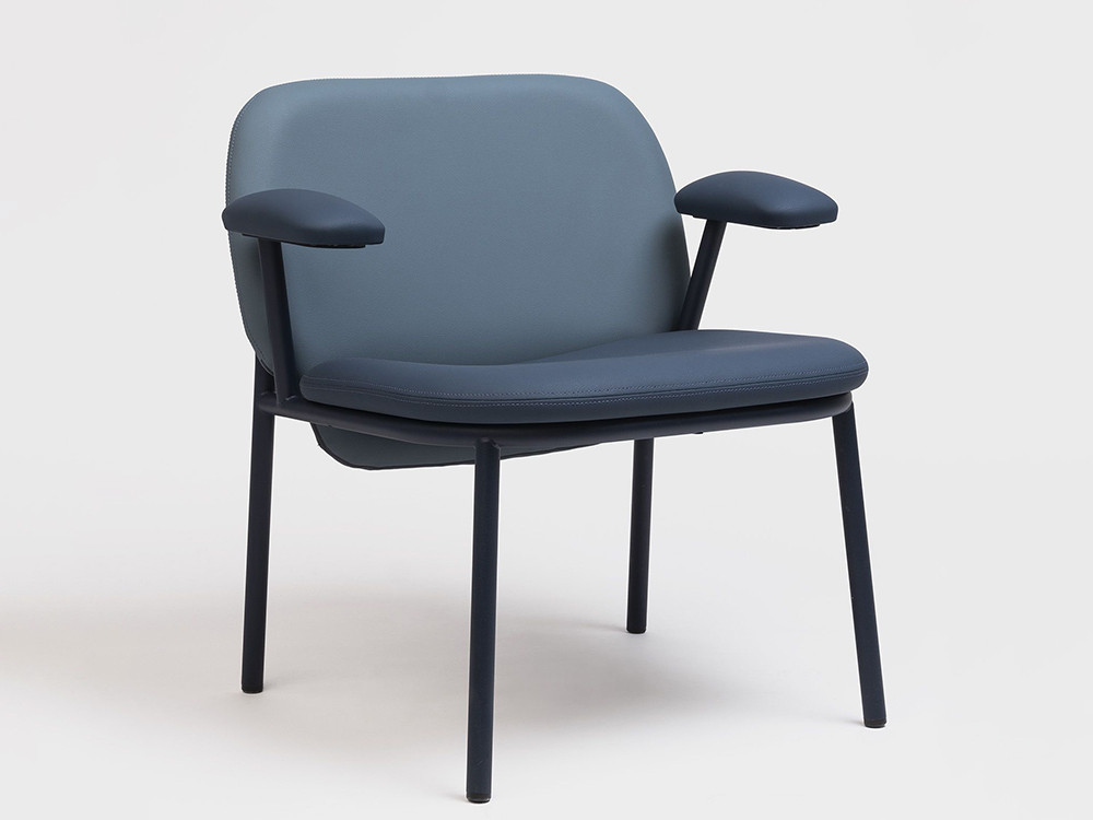 Butaca de diseño Lana de Ondarreta: elegancia funcional con brazos y base metálica de acero.