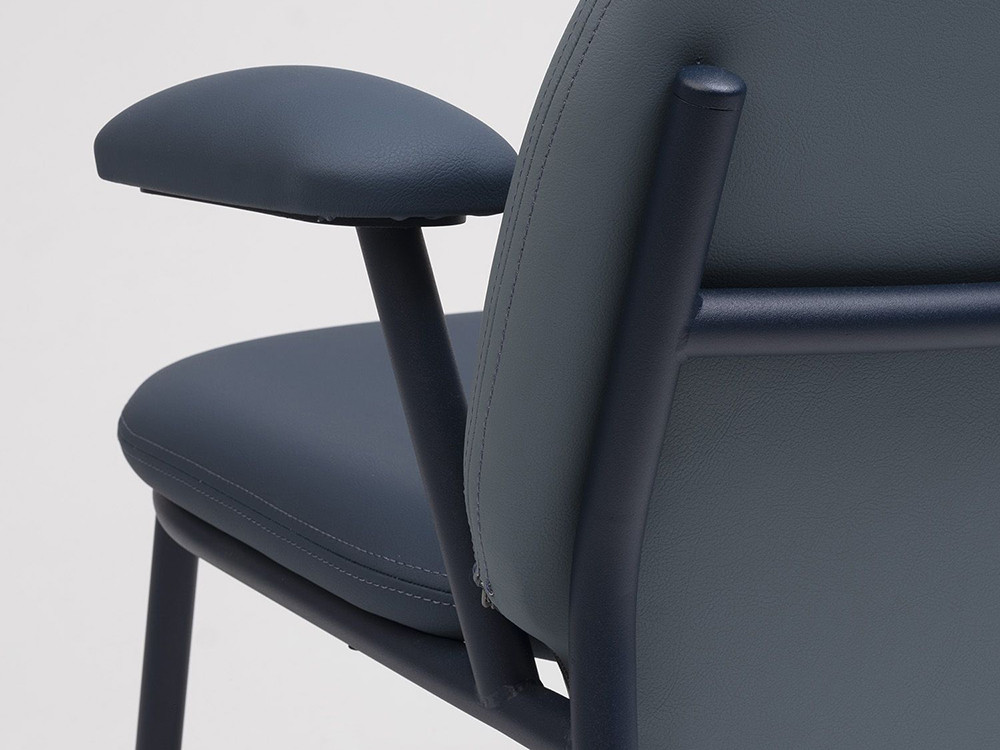 Composición de salón con la butaca Lana Ondarreta: respaldo bajo y diseño ergonómico con brazos.