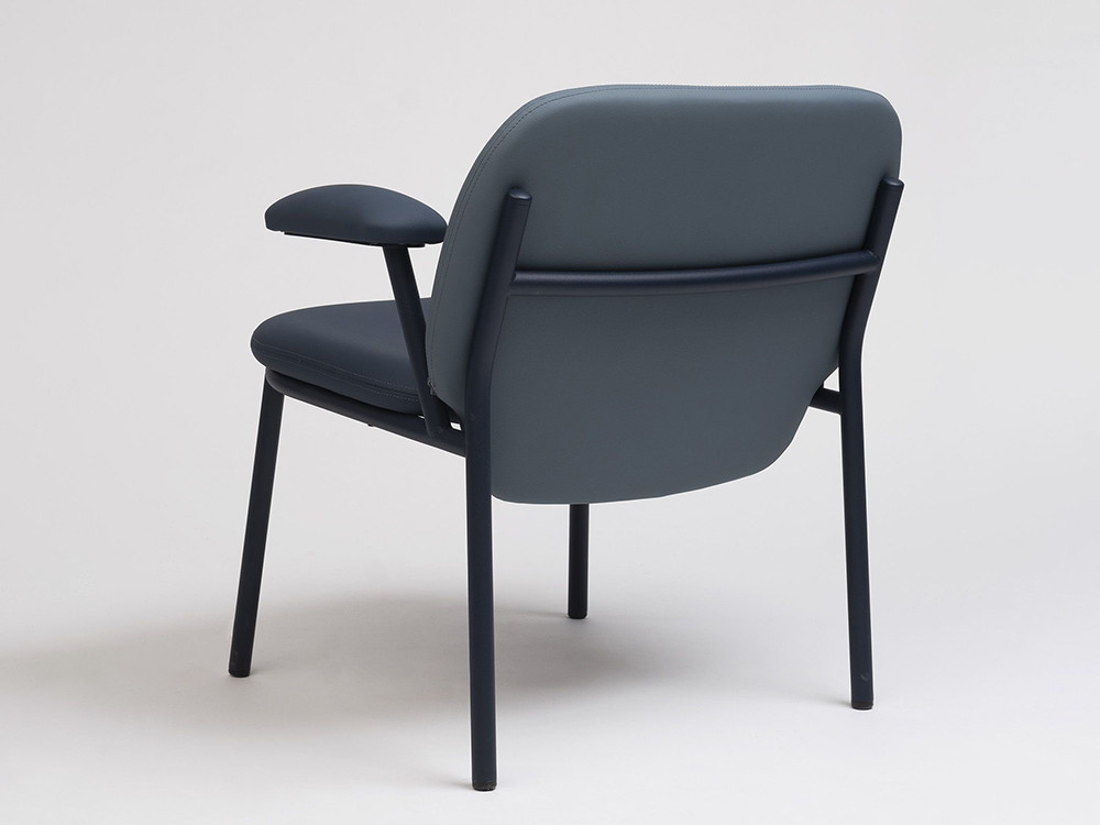 Detalle de la estructura de acero y brazos de la butaca Lana personalizada de Ondarreta.