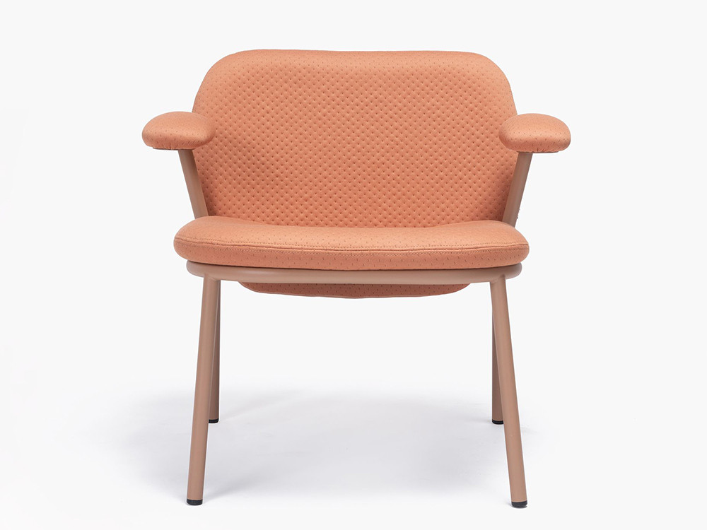 Butaca Lana con brazos: la esencia del diseño contemporáneo con respaldo bajo y estructura de acero.