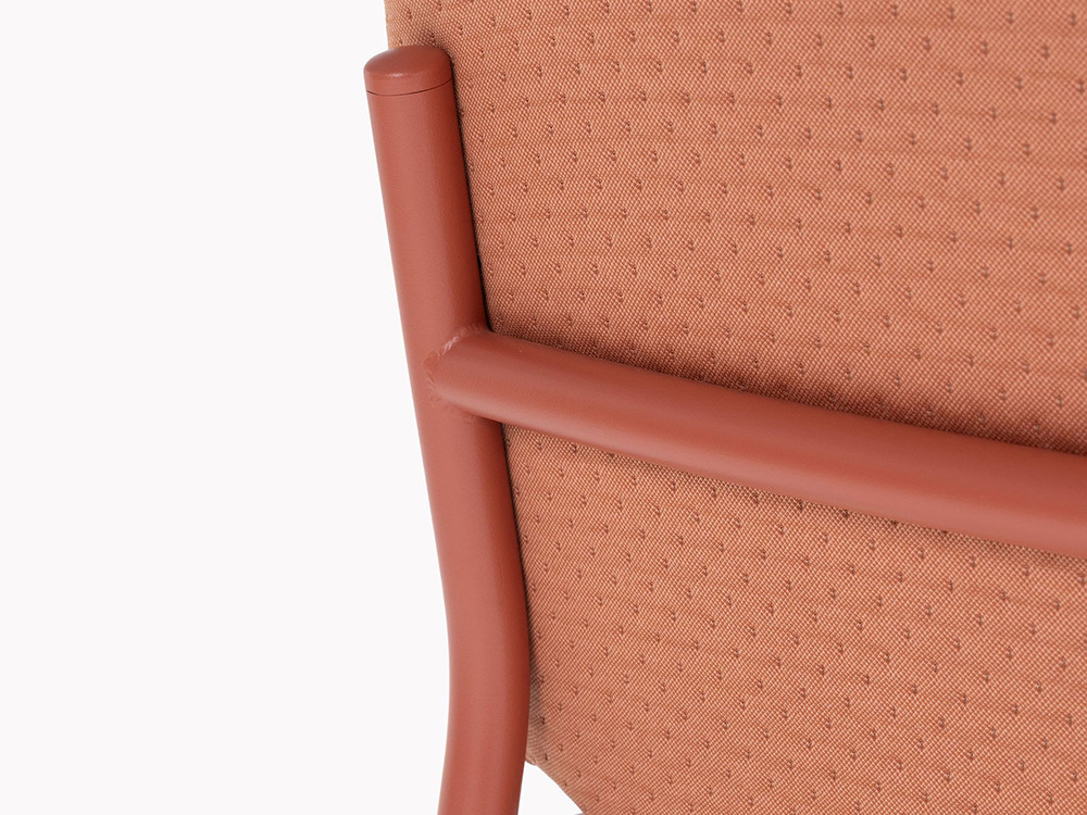 Detalle del respaldo alto de la butaca Lana personalizada de Ondarreta: ergonomía y diseño industrial.