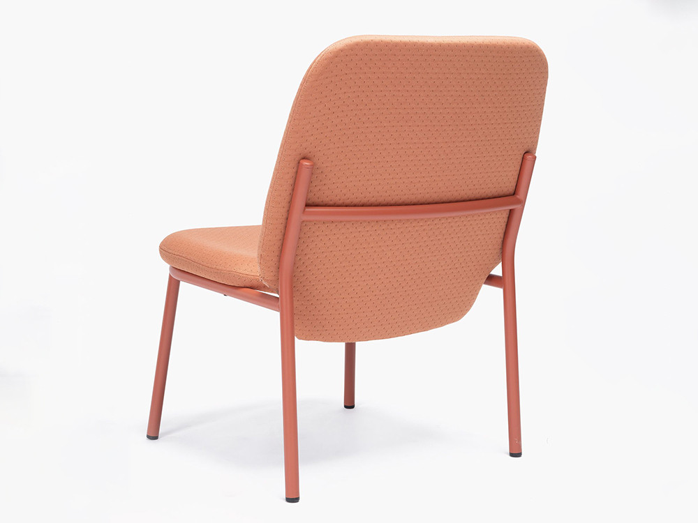 Butaca de diseño Lana de Ondarreta: elegancia y máximo confort con respaldo alto y base metálica.