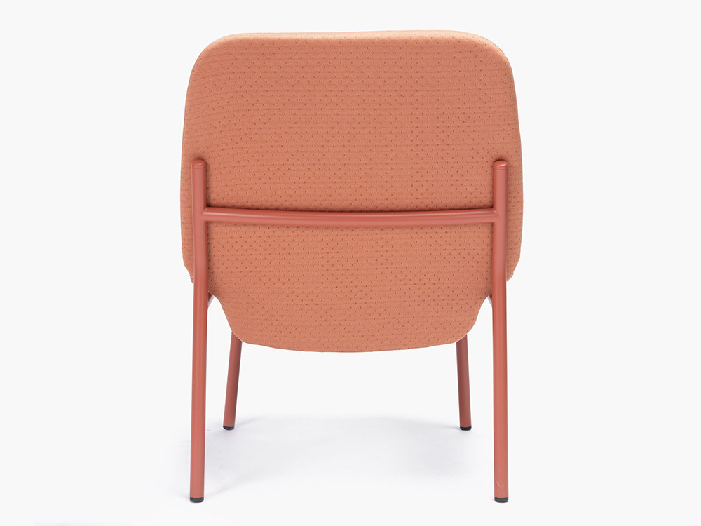 Sillón moderno Lana: la esencia del diseño Ondarreta con estructura de acero y acabados textiles premium.